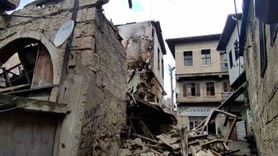 Tarsus'ta yangında hasar gören eski yapı yağmurla çöktü