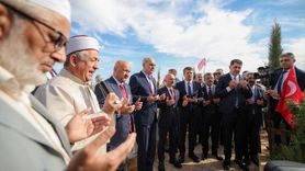 TBMM Başkanı Kurtulmuş'tan Deprem Şehitleri Mezarlığı Ziyareti