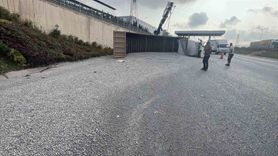 TEM Otoyolu Şekerpınar'da mıcır yüklü kamyon devrildi — 1 yaralı