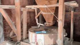 Torbalı'da 80 yıllık su değirmeni geleneksel yöntemlerle un öğütmeyi sürdürüyor