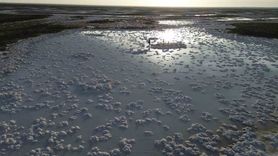 Tuz Gölü’nde çekilen sular Pamukkale’yi andıran tuz kütleleri ilgi odağı oldu