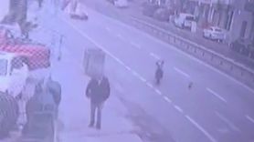 Ümraniye'de sürücüsüz motosiklet kaldırıma çarptı, yaya kıl payı kurtuldu