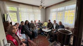 Üniversiteliler Mudurnu'nun asırlık çınarı Abdullah Çetin'i ziyaret etti