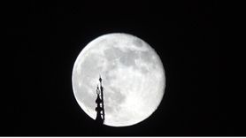 Van gecelerinde şişkin ay kartpostallık görüntüler sundu