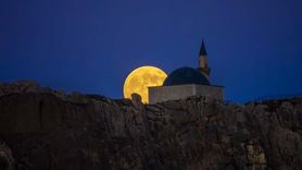 Van Kalesi'nde Kunduz Süper Ay Gökyüzünde Şahane Bir Manzara Oluşturdu