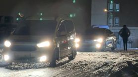 Yüksekova'da Kar Yolları Piste Çevirdi: Sürücüler Yokuşlarda Zorlandı