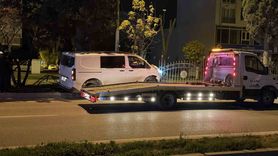 Adıyaman'da minibüs refüjdeki ağaca çarparak durdu