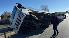 Afyonkarahisar'da kamyonet refüje girip yan yattı: 2 yaralı