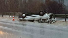 Afyonkarahisar’da refüje devrilen otomobilin sürücüsü yaralandı
