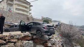 Alanya'da geri manevra yapan Honda SUV şarampolde asılı kaldı
