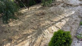 Alanya'da taşan dere sahildeki 5 yıldızlı otel kafesini yıktı