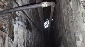 Antakya'da havalandırma boşluğuna düşen yavru kedi itfaiye tarafından kurtarıldı