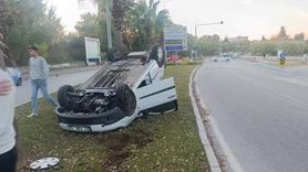 Antalya'da refüje çarpıp ters dönen araçtan sürücü yaralı kurtuldu