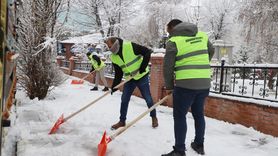 Ardahan beyaza büründü — Belediye kaldırımları erken saatte temizledi