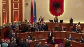 Arnavutluk Parlamentosu'nda Protesto: Meşale Yakıldı, Başkan'a Şişe Atıldı