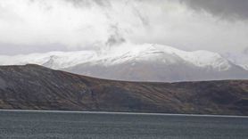 Bitlis’te yükseklerde kar, Van Gölü kıyısında yazdan kalma görüntüler
