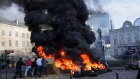 Brüksel'de traktörlü çiftçi protestosu: Sokaklar kapandı