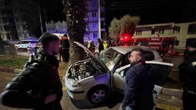 Buldan'da sağanak sonrası otomobil refüje çıktı, kazada yaralanma yok