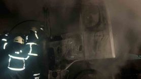 Burdur'da seyir halindeki tır yanarak kullanılamaz hale geldi