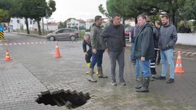 Burhaniye'de kanalizasyon çökmesi nedeniyle yol trafiğe kapatıldı