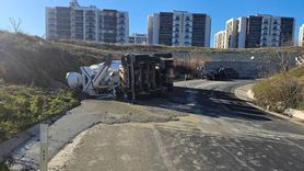 Çerkezköy'de beton mikseri virajı alamayıp yan yattı