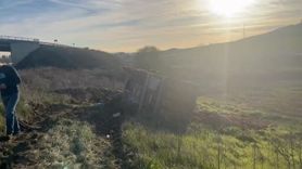 Çorlu'da Bariyerlere Çarpan Kum Yüklü Kamyon Tarlaya Devrildi — Şoför Emniyet Kemeriyle Yaralanmadan Kurtuldu