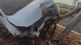 Diyarbakır'da şerit değiştiren araca çarpmamak isteyen sürücü refüjdeki ağaca ve direğe çarptı