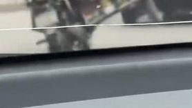 Elazığ'da sepetli motosiklette tüp taşıyan sürücünün tehlikeli hareketi kamerada