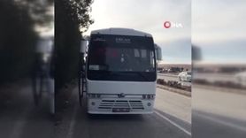 Ereğli'de park halindeki tıra işçi servisi çarptı, sürücü yaralandı