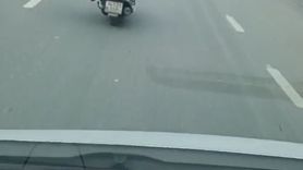 Esenyurt'ta trafikte tehlikeli anlar: Tek elle direksiyon, diğer eliyle eşya