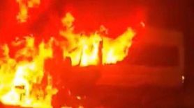 Gaziantep'te işçi servisinin motorunda çıkan yangın aracı alev topuna çevirdi