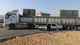 Gercüş'te tır otomobile çarptı; otomobil dorsenin altına girdi, sürücü yara almadı