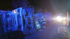 Hassa'da tır devrildi: Sürücü itfaiye tarafından kurtarıldı