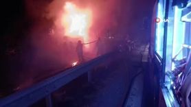 Hatay'da devrilen tır alev aldı: 2 kişi hayatını kaybetti, anguslar otobana dağıldı