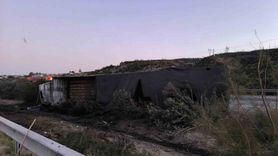 Hatay'da Devrilen Tır Alev Aldı: 2 Kişi Öldü, Anguslar Otobana Saçıldı