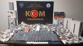 Hatay’da kaçakçılık operasyonu: Otomobilin gizli bölmelerinden 73 telefon ve 400 elektronik sigara çıktı