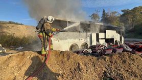 Hatay'da park halindeki Vanyolu Seyahat otobüsü tamir atölyesinde yandı