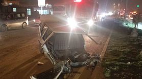 Hatay'da tırla çarpışan Tofaş ikiye bölündü: sürücü yaralandı