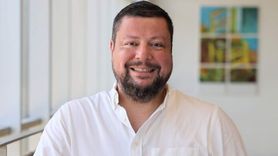 İEÜ, 'Toprak Olmadan Hayat Olmaz' temasıyla Güzelbahçe'de defne fidanı dikti