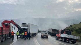 İznik’te İki Kamyon Kafa Kafaya Çarpıştı, Sürücü Kabinde Sıkıştı