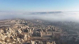 Kapadokya Sisle Örtüldü: Peribacaları ve Balonlar Gizemli Görüntüler Oluşturdu