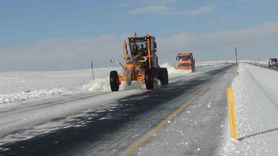 Kars'ta Kar Etkili Oldu: Buzlanan Yolda Mahsur Kalan Tır Kurtarıldı