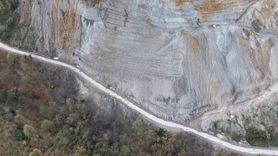 Kaynaşlı’da heyelan sonrası yol belediye ekiplerince hızla açıldı