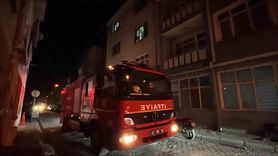 Konya'da 3 katlı binanın çatısında yangın paniği