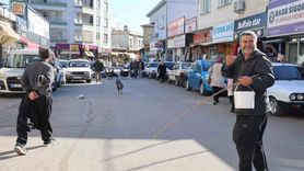 Kozan'da hindiler çarşıda gezdirilerek satılıyor