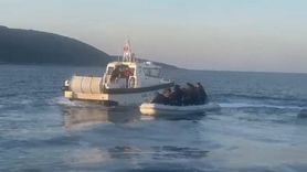 Kuşadası açıklarında 12 düzensiz göçmen ve 1 göçmen kaçakçısı yakalandı