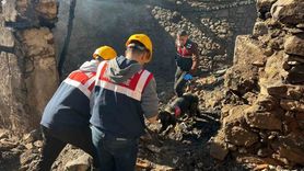 Manisa'nın Gördes ilçesinde 5 evin kül olduğu yangında 1 kişi yaşamını yitirdi