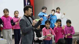 Matematik Öğretmeni Mehmet Gönen, Mezun Olduğu Okulda Teknoloji Bağımlılığına Oyunla Çözüm Anlattı