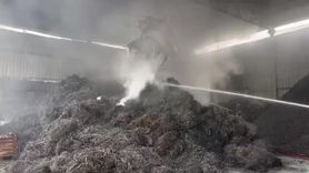 Nilüfer'de metal geri dönüşüm fabrikasında elektrik panosundan kaynaklandığı belirtilen yangın