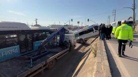 Park halindeki minibüs istinat duvarında asılı kaldı